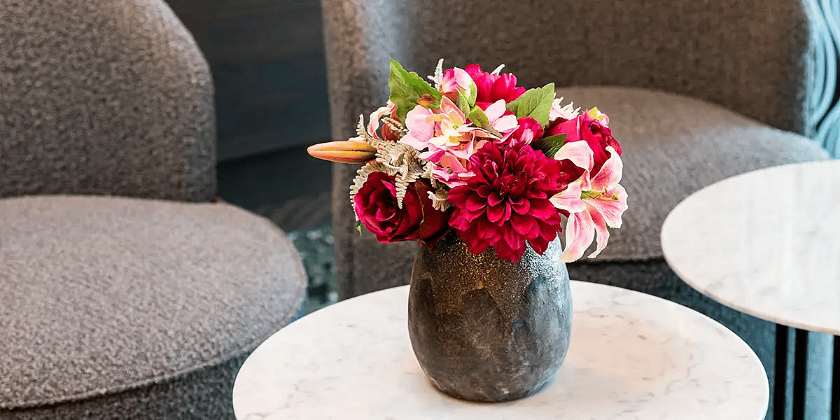 små kunstige blomster i vase,