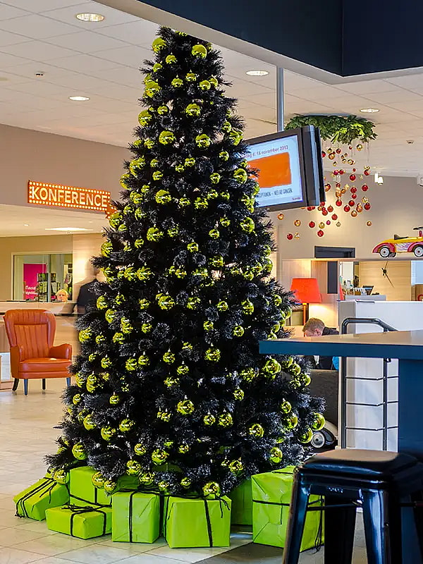 Kunstig sort juletræ med kugler,