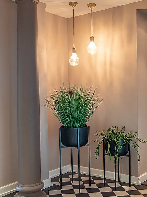 Kunstige blomster i sorte metal potter,