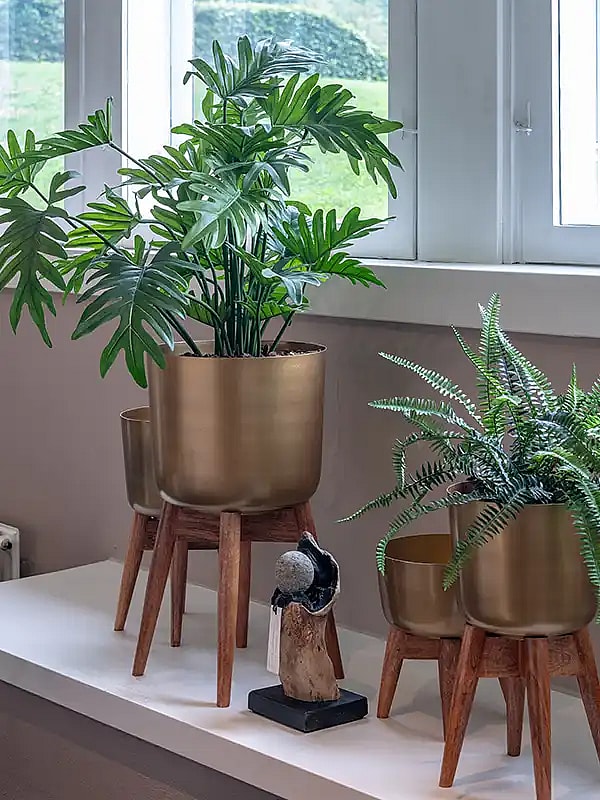 Kunstige planter og blomster i guld potter,