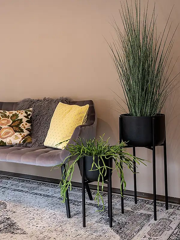 Kunstige planter i sorte potter,