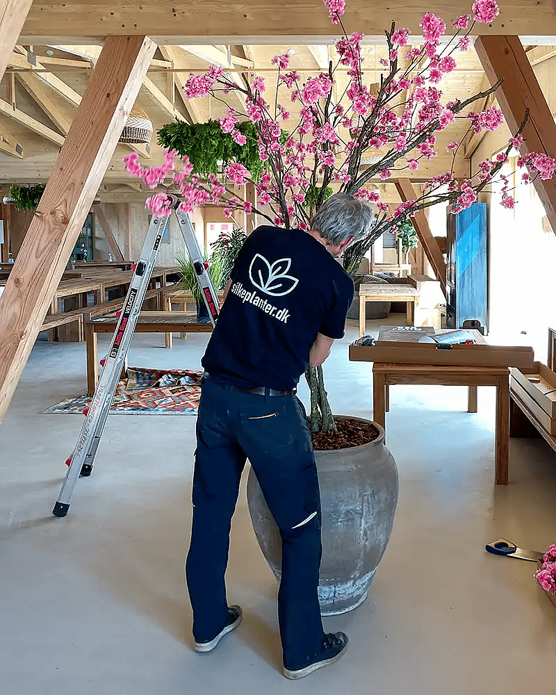 Kunstig træ med pink blomster,