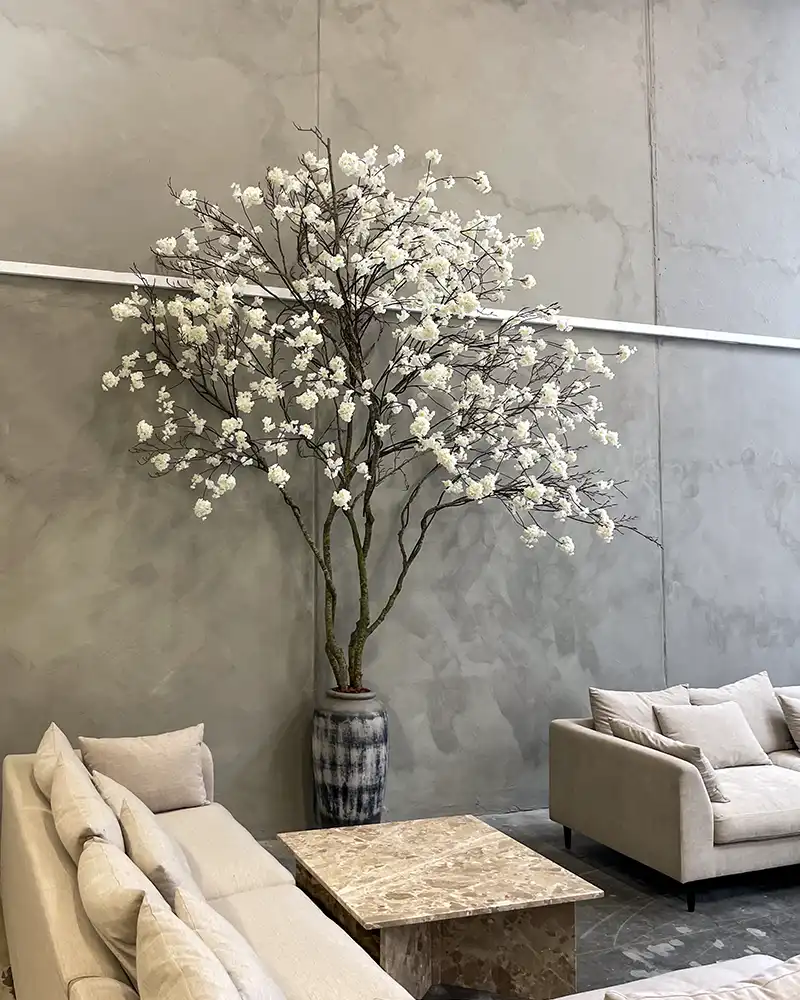 Kunstig træ med hvide blomster