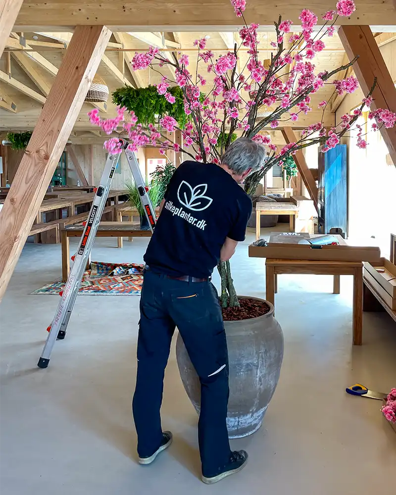 Kunstig træ med pink blomster,