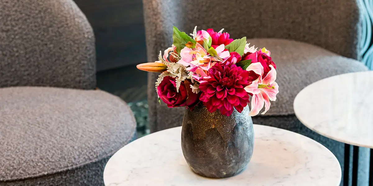 små kunstige blomster i vase,