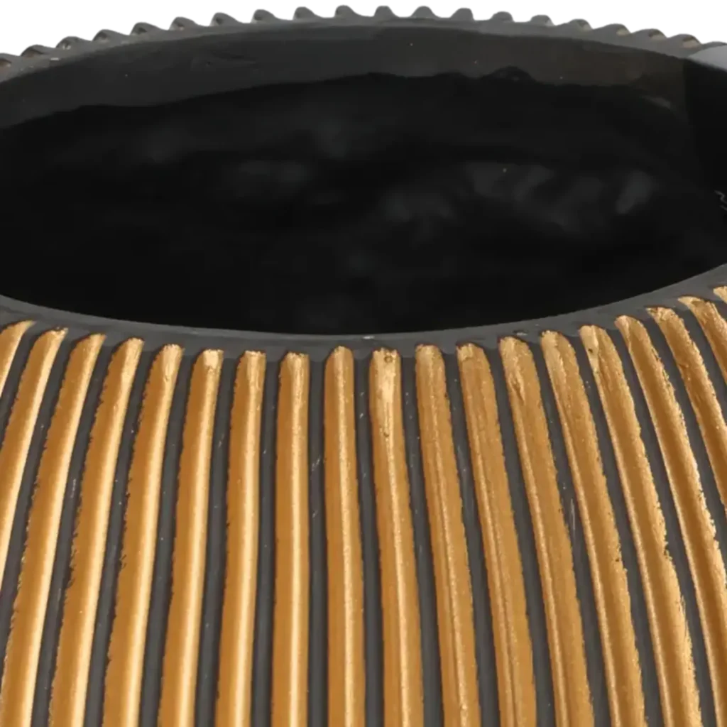 Closeup af Capi krukke Ball Groove sortguld 13x10 cm.