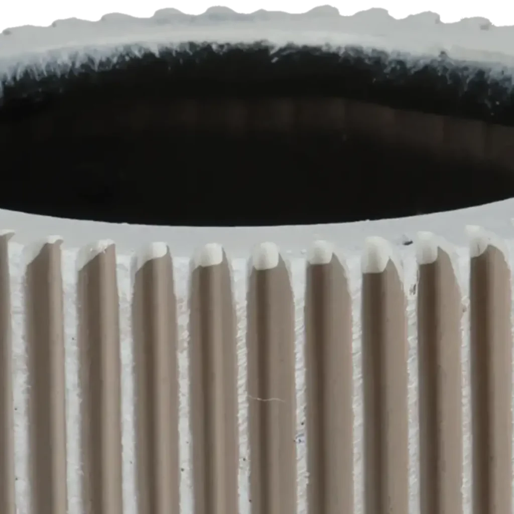 Closeup af Capi krukke Egg Planter Groove ivory 8x7 cm.