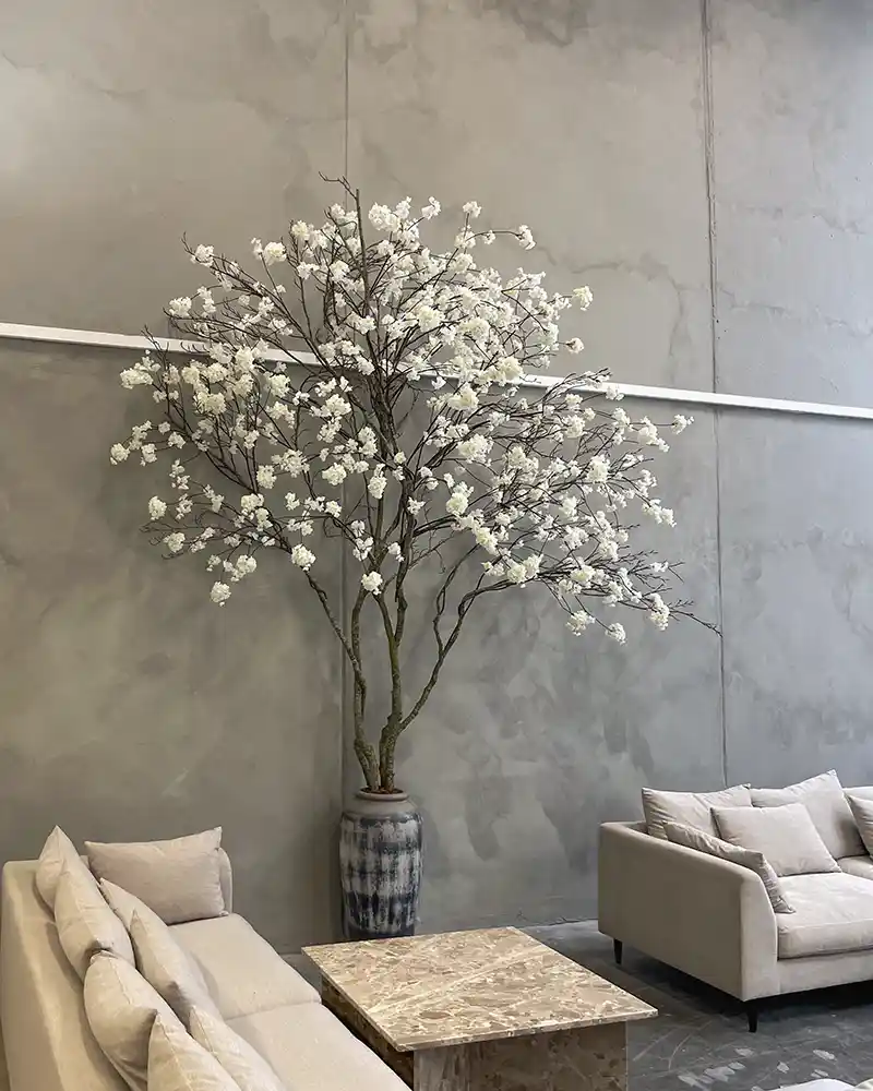 Falsk træ med hvide blomster,