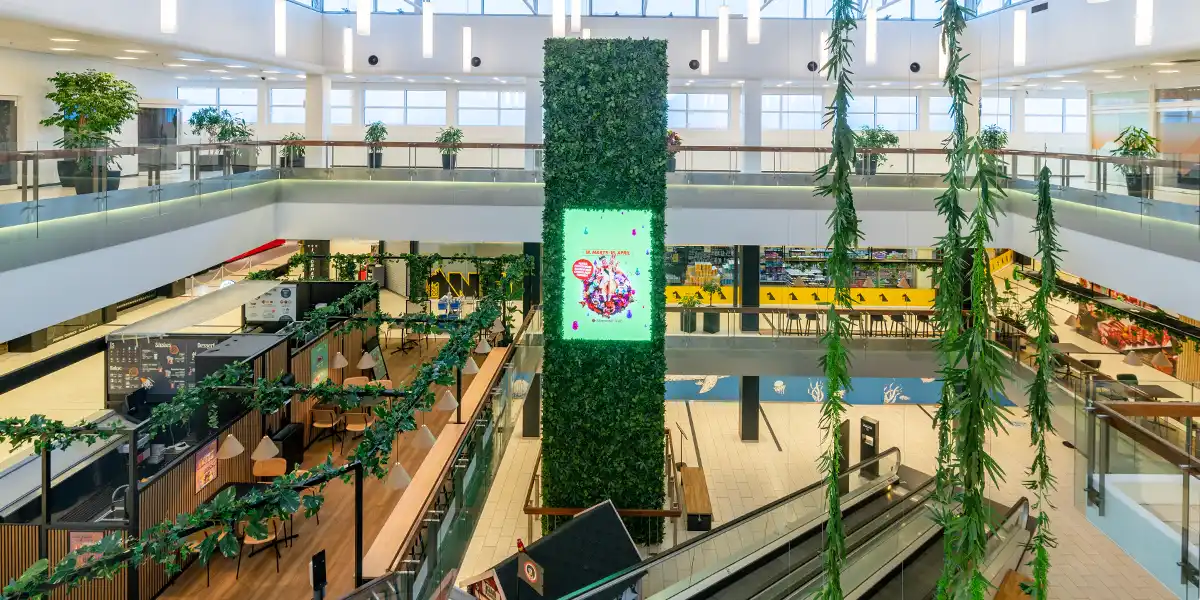 Plantevæg med kunstige planter i butikscenter,